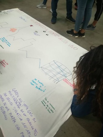 Una valigia piena di voglia di futuro, confronto, ...